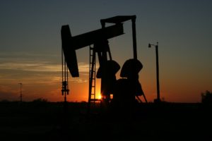 Precios de petróleo se disparan tras muerte de líder irani