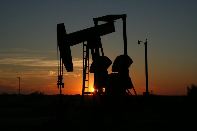 Precios de petróleo se disparan tras muerte de líder irani