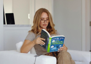 Angelica Fuentes leyendo un libro