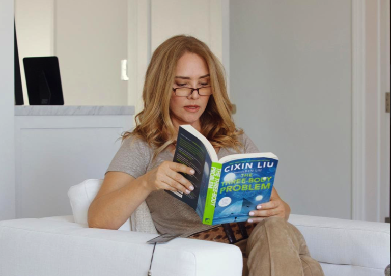 Angelica Fuentes leyendo un libro