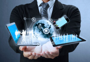 imagen de tecnologÃa y apps en manos de empresario para artÃculo Oscar Reyes de la Campa analiza superapps financieras
