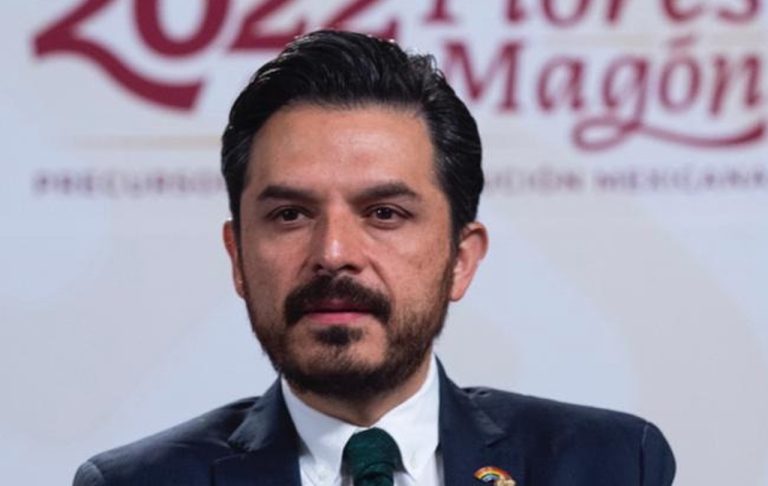 Zoé Robledo permanece como director del IMSS