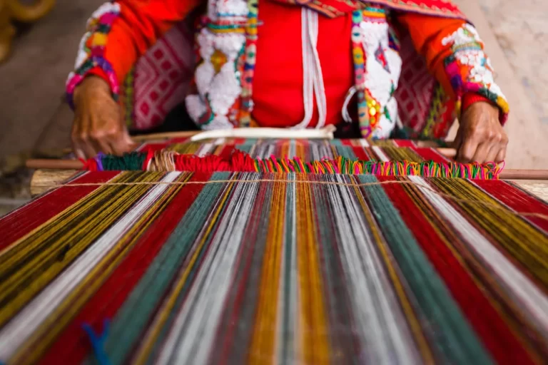 Ricardo José Haddad Musi examina impacto económico del arte textil