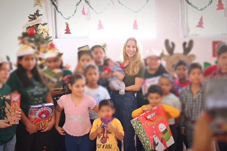 Patricia Lobeira Rodríguez lleva alegría a niños en Día de Reyes