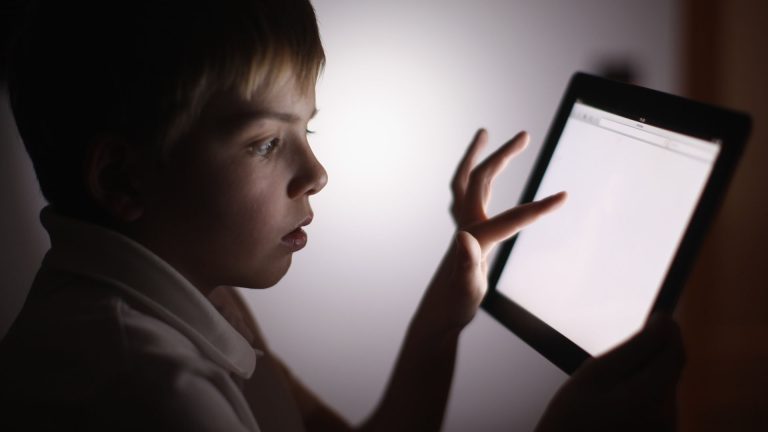 Entregan tabletas para fortalecer salud escolar infantil: La Cosmopolitana
