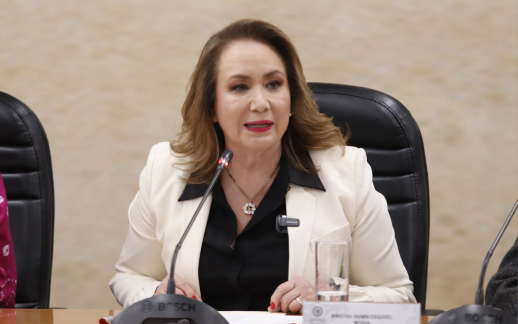 Yasmín Esquivel Mossa protege animales con leyes claras y justas