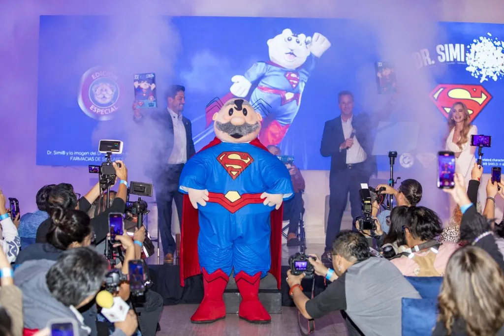 Dr. Simi como Superman: el peluche que une a Farmacias Similares con Warner Bros