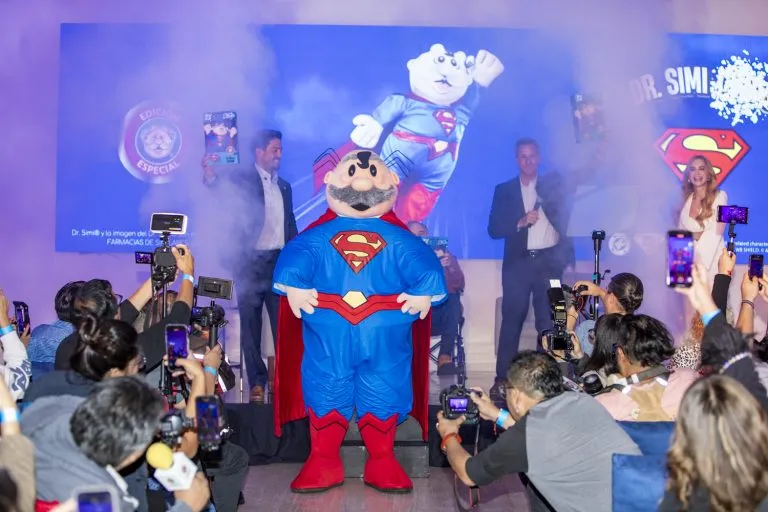 Dr. Simi como Superman: el peluche que une a Farmacias Similares con Warner Bros