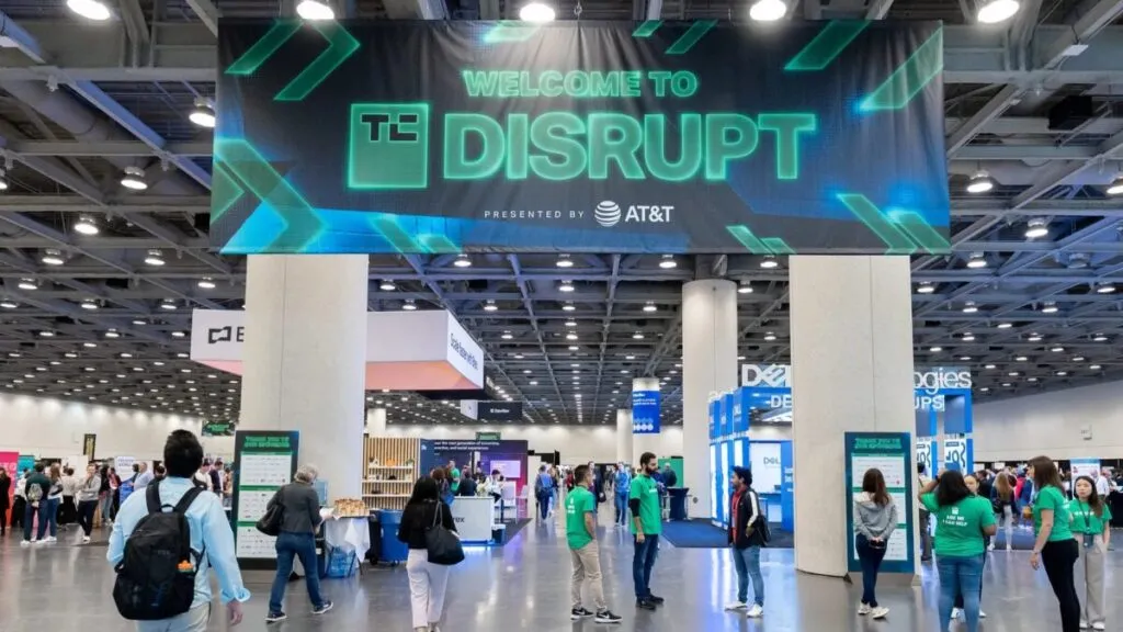 Humanoide y chip especializado en IA presentados en TechCrunch Disrupt, ilustrando el crecimiento del AI hardware en la innovación global.