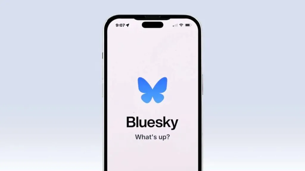 Representación visual de moderación en redes sociales con íconos digitales y un equipo humano trabajando en seguridad online.