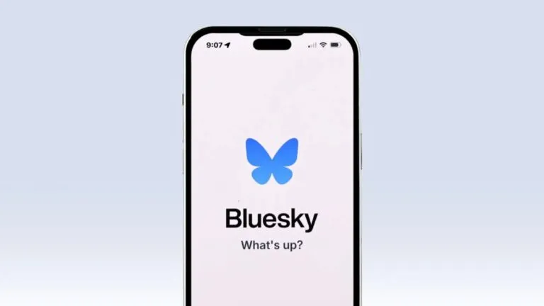 Representación visual de moderación en redes sociales con íconos digitales y un equipo humano trabajando en seguridad online.