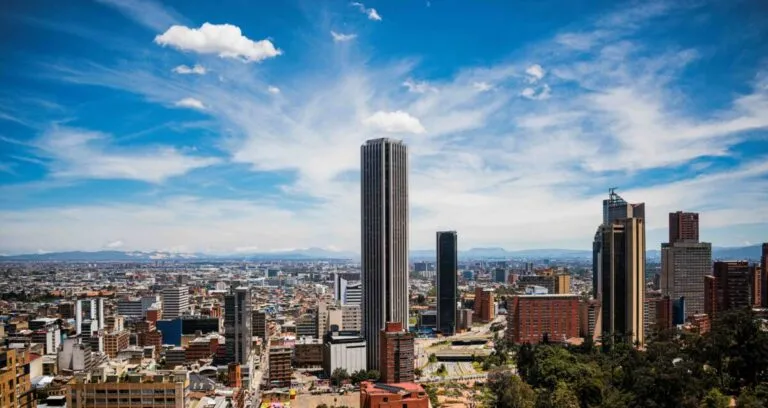 Vista moderna de Bogotá tecnológica con edificios inteligentes y espacios de innovación digital en América Latina
