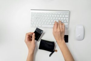 Representación editorial de pagos inmediatos en Colombia con BRe-B, mostrando innovación financiera y transacciones digitales seguras