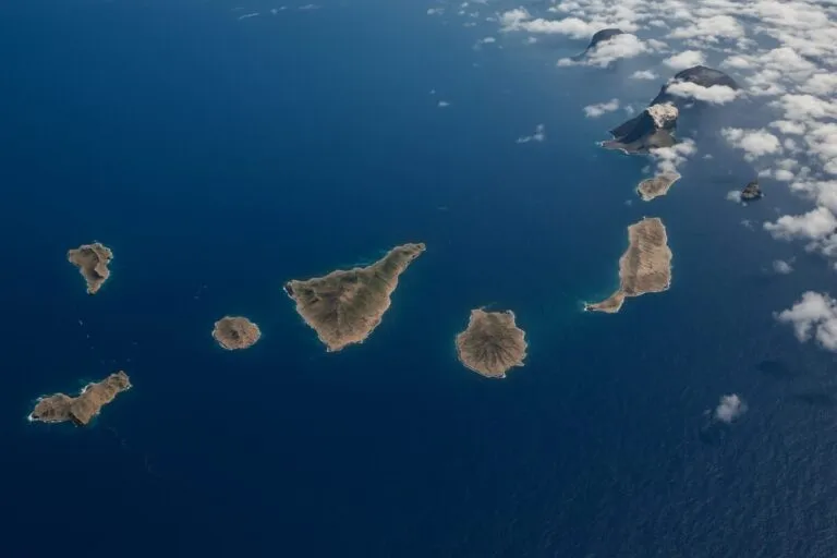 Vista moderna de Canarias con elementos de innovación sostenible y tecnología en desarrollo