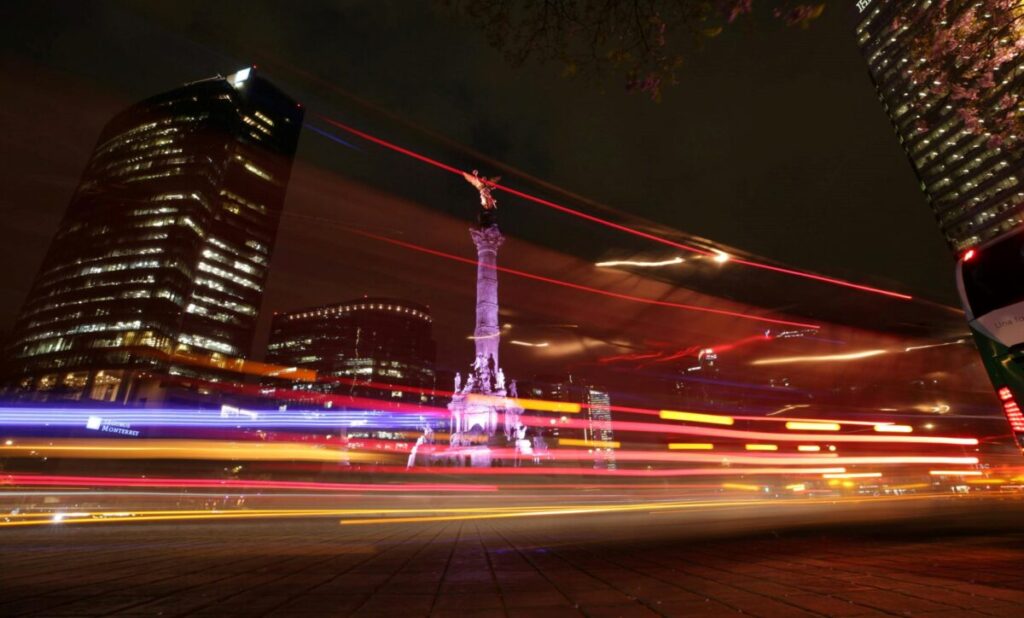 Vista moderna de la Ciudad de México iluminada representando innovación iberoamericana en movilidad, servicios públicos y digitalización