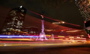 Vista moderna de la Ciudad de México iluminada representando innovación iberoamericana en movilidad, servicios públicos y digitalización