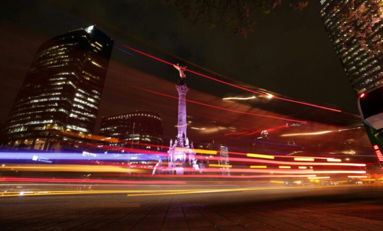 Vista moderna de la Ciudad de México iluminada representando innovación iberoamericana en movilidad, servicios públicos y digitalización