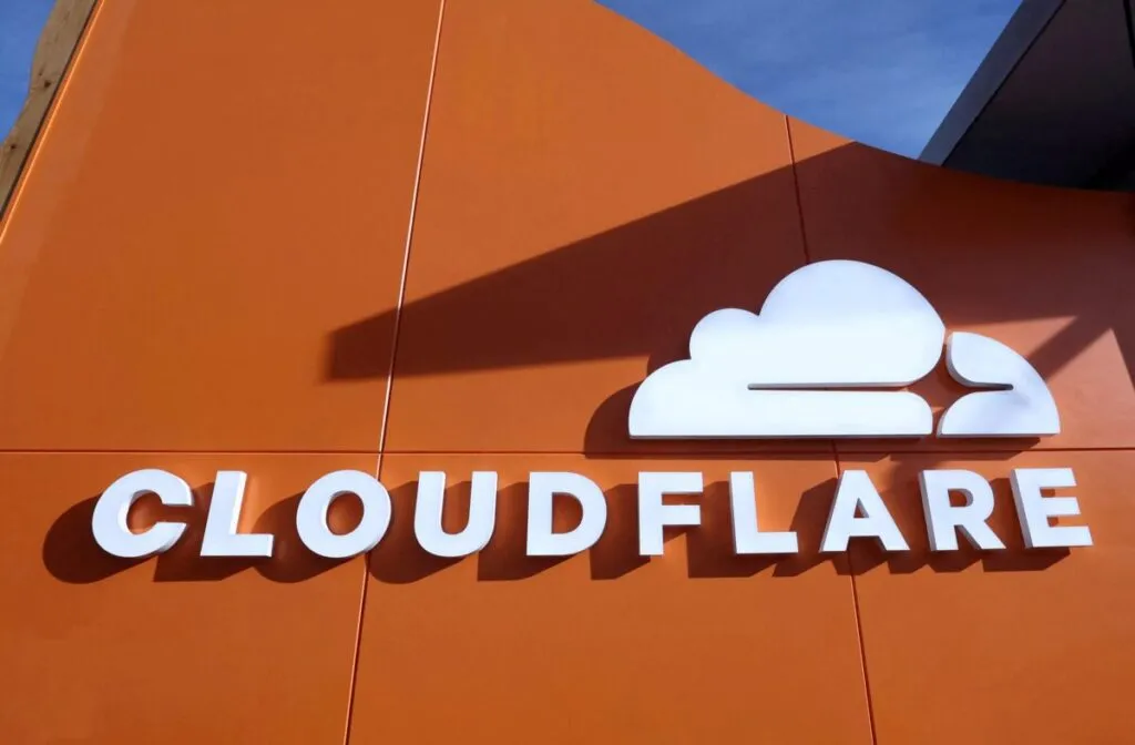Gráfico digital con el logo de Cloudflare y un alza en acciones de tecnología, reflejando la expansión de programas en ciberseguridad e innovación.