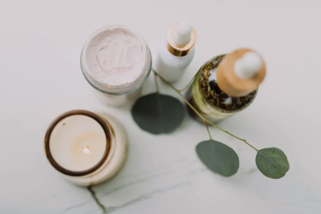 Cosméticos naturales de Bana Cosmetics en México con diseño moderno y enfoque sostenible en la industria de la belleza