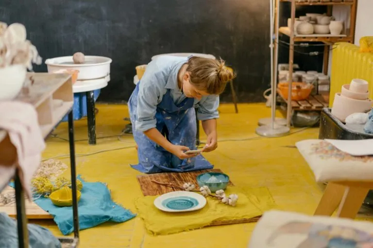 Piezas de barro en diseño contemporáneo que representan la alfarería sostenible en Cartago, Colombia.