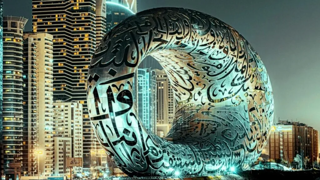 Vista de Dubái con emprendedores y hubs tecnológicos, reflejando el crecimiento de startups EAU para 2031.