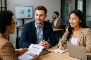 Emprendedores mexicanos analizando una oportunidad de emprendimiento en un entorno digital moderno