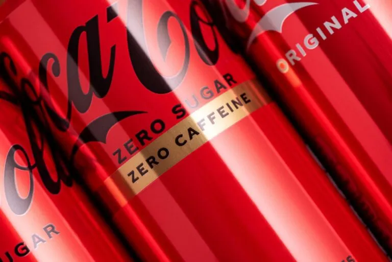 Lata de refresco Zero Sugar Zero Caffeine que ejemplifica cómo la regulación impulsa cambios en etiquetado y oferta de productos.