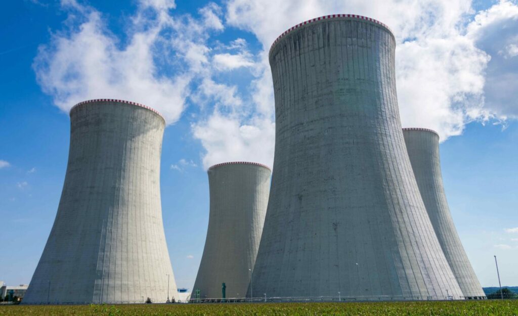 Fotorealista editorial, moderno y profesional, Pabellón España en la WNE 2025, interacción de visitantes y tecnología nuclear, fondo dinámico y aspiracional, formato horizontal, alta resolución, optimizado para web.