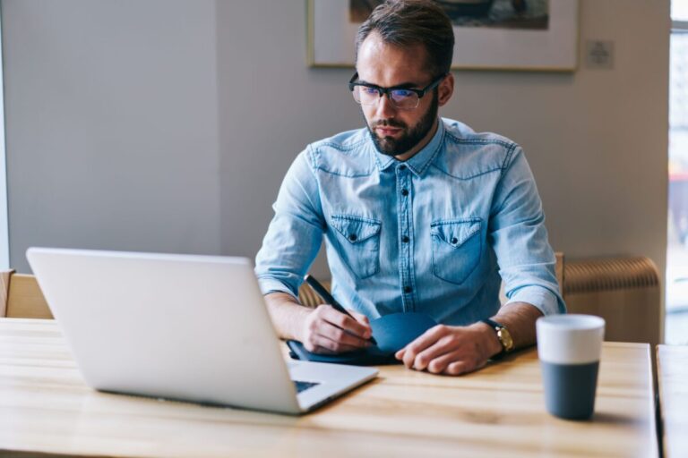 Estrategias de money management para trabajadores independientes con ahorro, inversión y presupuesto inteligente