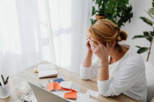 El estrés laboral en emprendedores afecta productividad y salud en México, revelando el costo oculto del éxito y la necesidad de equilibrio.