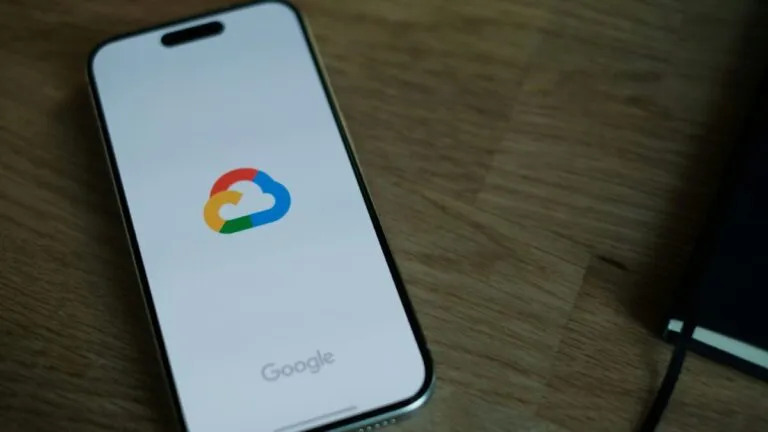 Emprendedores en coworking usan herramientas de Google Cloud para startups e innovación en IA.