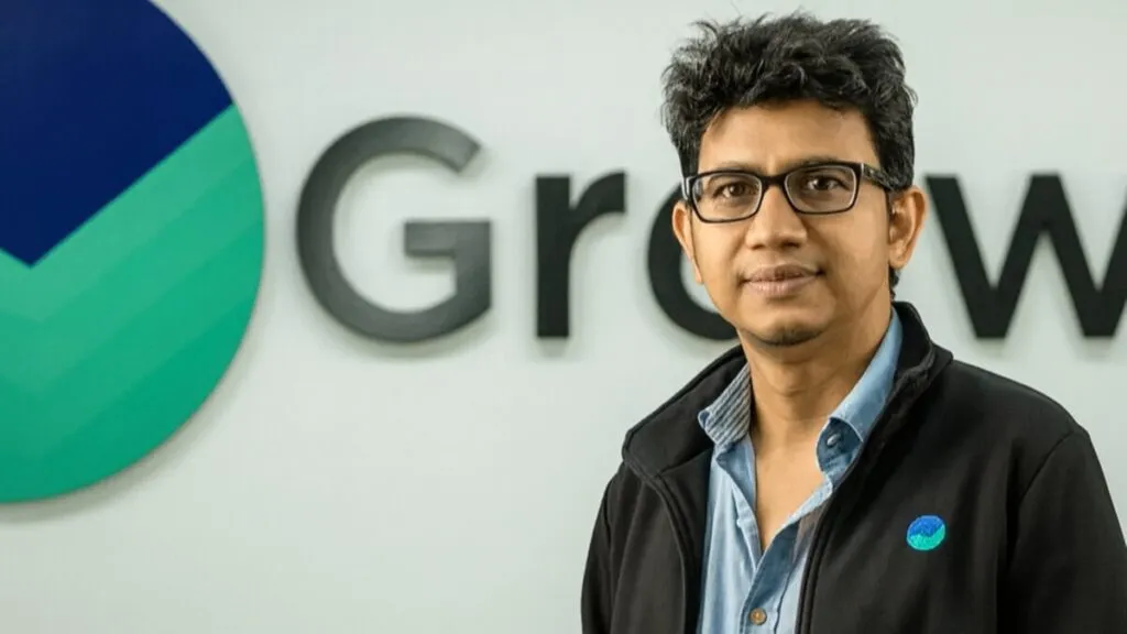 Edificio financiero en Mumbai con banderas de India y gráficos bursátiles, representando la salida a bolsa de startups en India