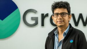 Edificio financiero en Mumbai con banderas de India y gráficos bursátiles, representando la salida a bolsa de startups en India