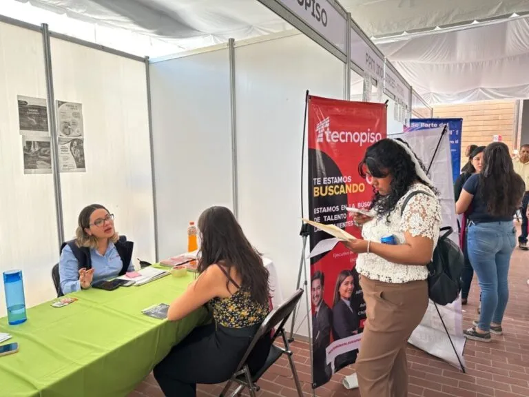 Cartel oficial de la Feria de Empleo y Emprendimiento en Hermosillo, destacando las oportunidades laborales y de emprendimiento disponibles.