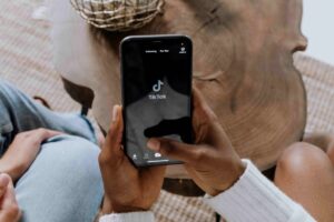 Jóvenes mexicanos analizando foros digitales donde se difunden términos como incel y foid con impacto social creciente