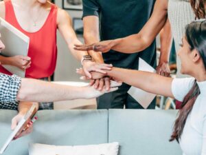 Jóvenes emprendedores mexicanos trabajando en proyectos de liderazgo empresarial con impacto social y sostenibilidad