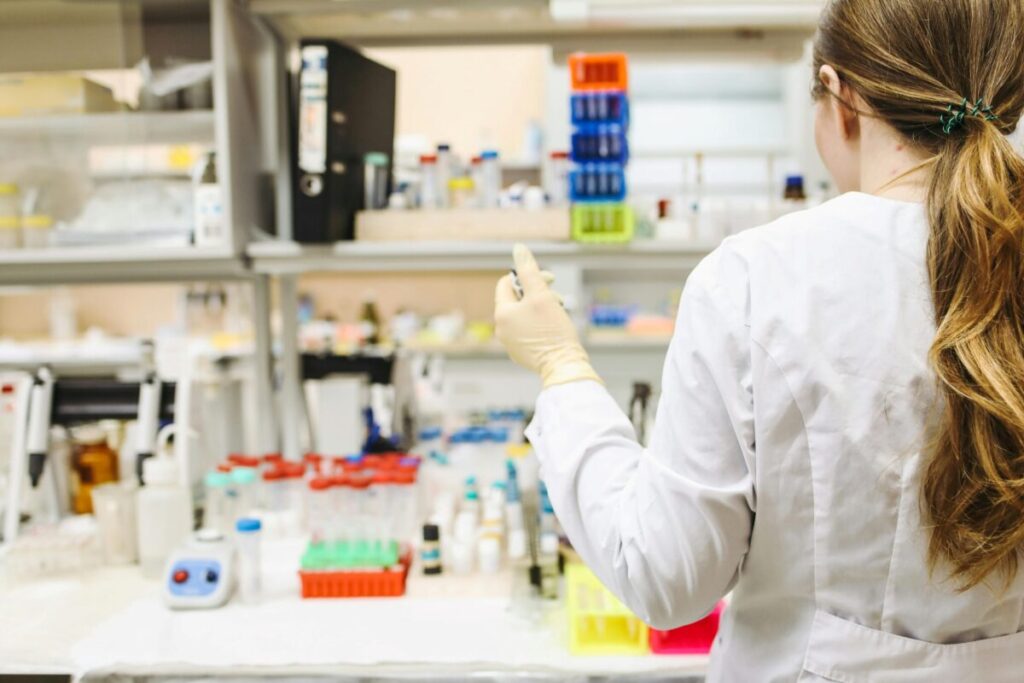 Imagen que refleja la transformación digital y sostenible de L'Oréal en España, destacando la inteligencia artificial y la innovación en la industria cosmética.