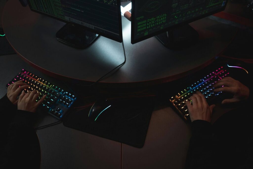 Representación moderna de ciberseguridad en Colombia con innovación y resiliencia ante ataques digitales en 2025