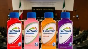 Botellas de Electrolit frente a fondo del Senado mexicano con luz vibrante