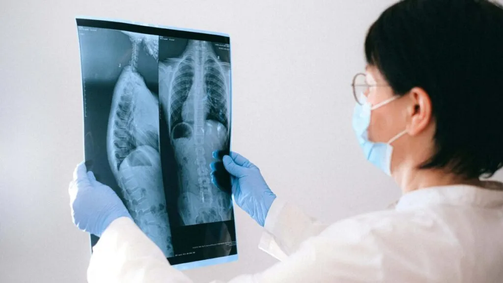 Mujer en Colombia utiliza Sylvee, dispositivo de Samay para monitoreo de salud pulmonar, reflejando innovación en salud digital.