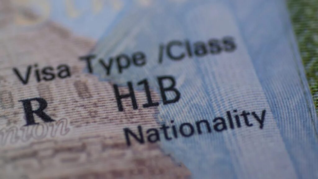 Startups tecnológicas enfrentan impacto por el alza en costos de la visa H-1B en Estados Unidos
