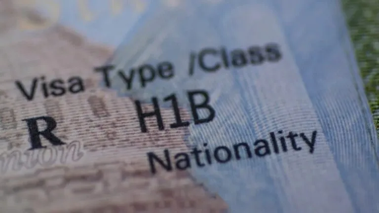Startups tecnológicas enfrentan impacto por el alza en costos de la visa H-1B en Estados Unidos