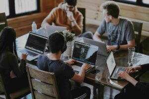 Fotografía de emprendedores españoles presentando proyectos en México durante una alianza de startups