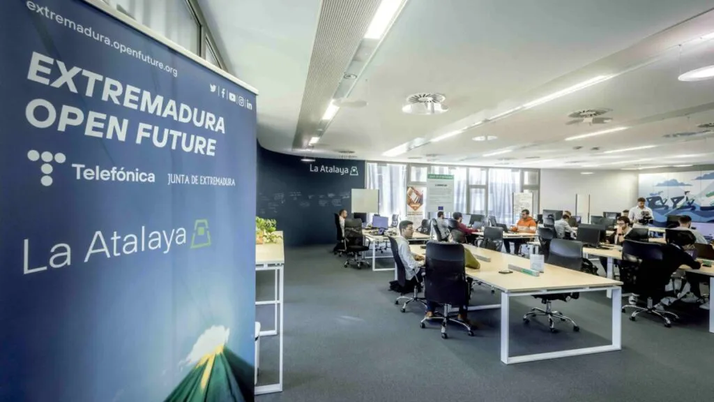 Imagen de emprendedores en un espacio moderno de innovación en España durante una convocatoria para startups tecnológicas.
