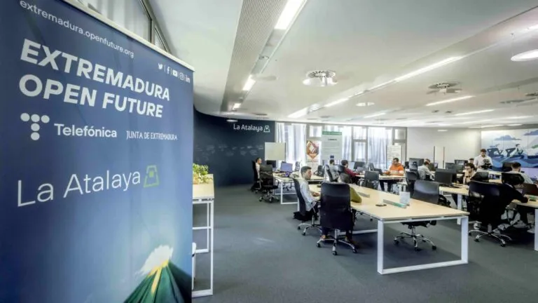 Imagen de emprendedores en un espacio moderno de innovación en España durante una convocatoria para startups tecnológicas.