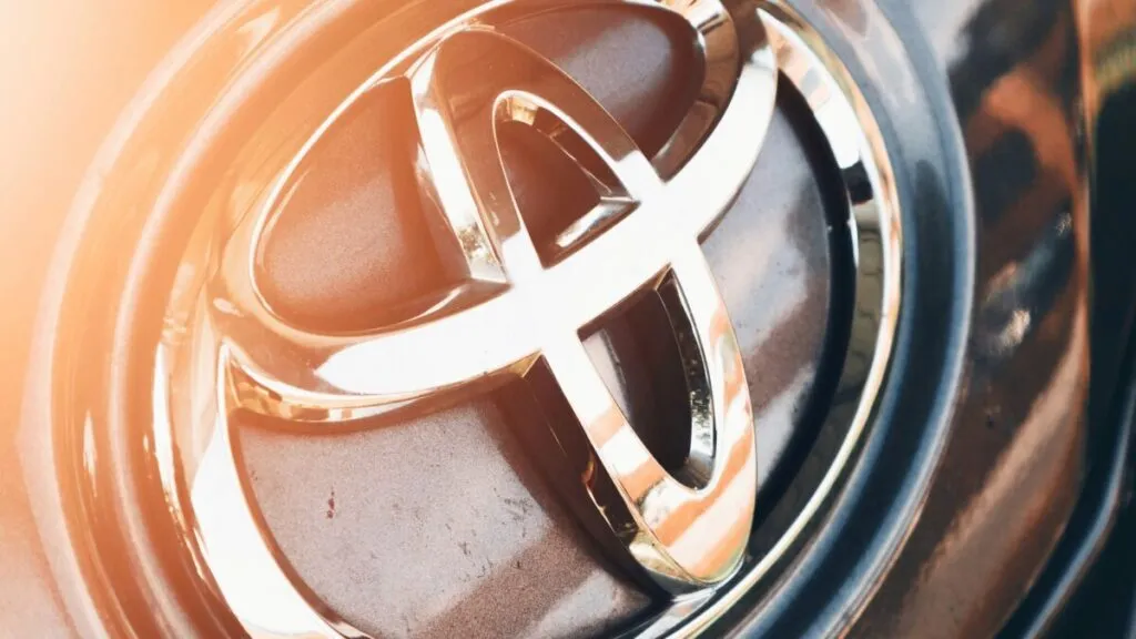 Ejecutivos de Toyota presentando inversión en startups con enfoque en innovación y movilidad sostenible