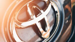 Ejecutivos de Toyota presentando inversión en startups con enfoque en innovación y movilidad sostenible