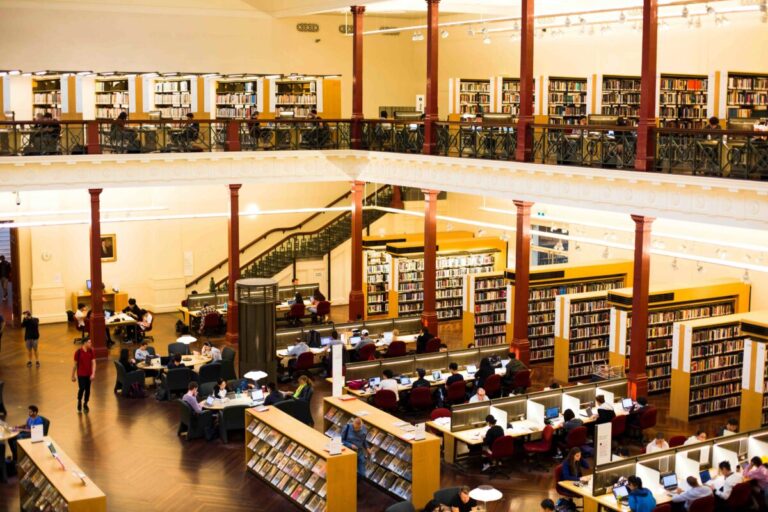 Estudiantes chilenos desarrollando startups en universidades con incubadoras, mentoría y redes de apoyo que fortalecen el emprendimiento académico