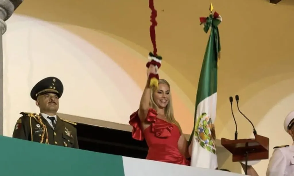 Con respeto a la tradición, Patricia Lobeira Rodríguez evocó las palabras de Hidalgo, reafirmando el llamado a la independencia y al México libre que seguimos construyendo.