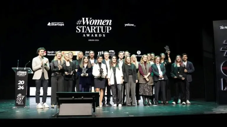Fotografía de mujeres emprendedoras en España recibiendo apoyo en Women Startup Awards